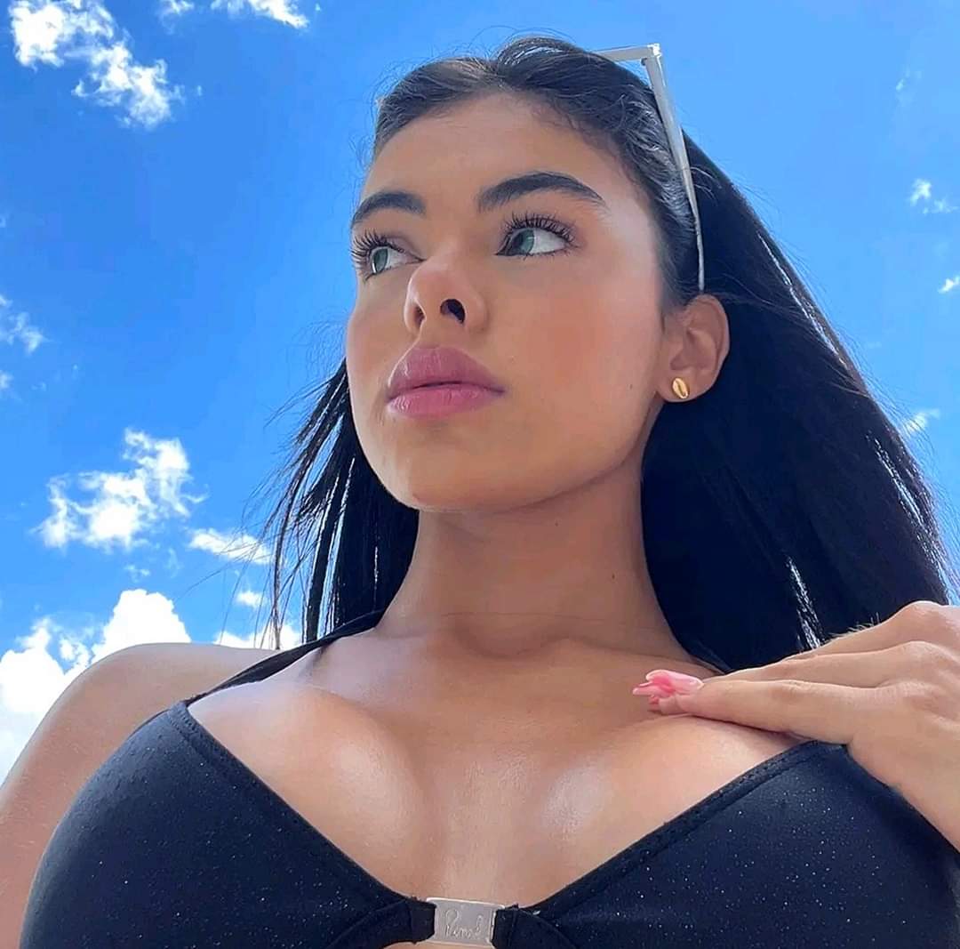 Buenos días mi gente bella a dar lo mejor hoy y ser felices espero sus rt y me ayuden a llegar a 20mil mis papacitos
<a href="/mavalejandra1/">👑La Nena Mariale👑</a>