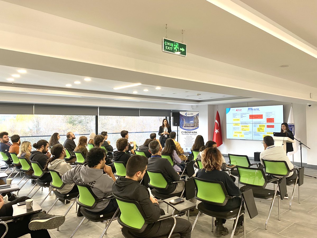 CyberparkTGB's tweet photo. Ideathon girişimcilerimize, Dijital Kültürel Girişimcilik Kanvas Eğitimi veriliyor. 👩‍🏫

#digitalcultureideathon https://t.co/vxkcoL8q8g