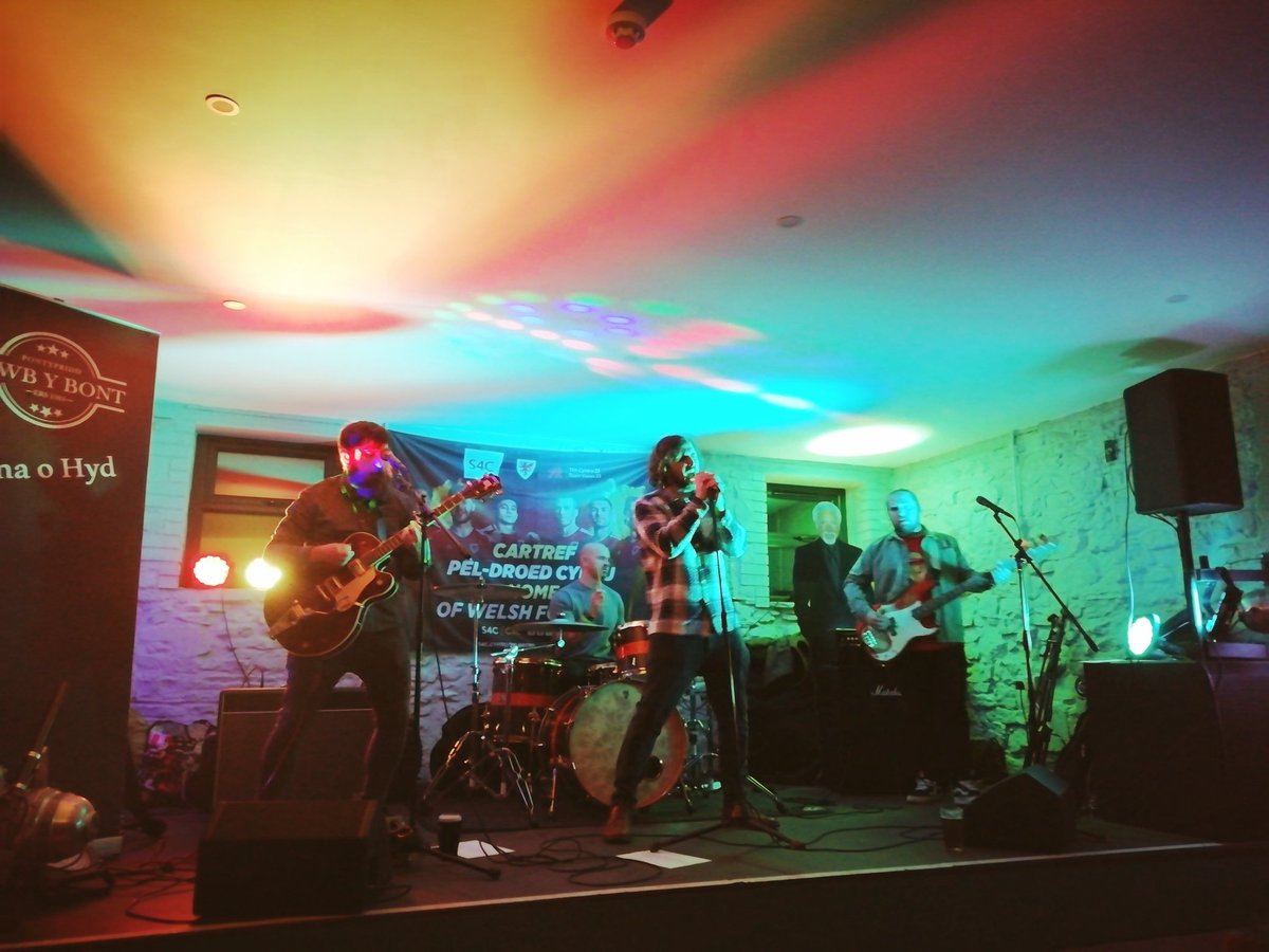MattJFrederick's tweet photo. A banging set as per from @People_Poet at @ClwbYBont last night! Good to see @RealSirTomJones back on stage in Ponty as well.

I highly recommend catching @GwilymBowenRhys &amp; @MariMathias14 there tonight (if you can't make it to @Lepub to see @martin_carr &amp; #WhatFuture, that is). https://t.co/I1tat8NllR