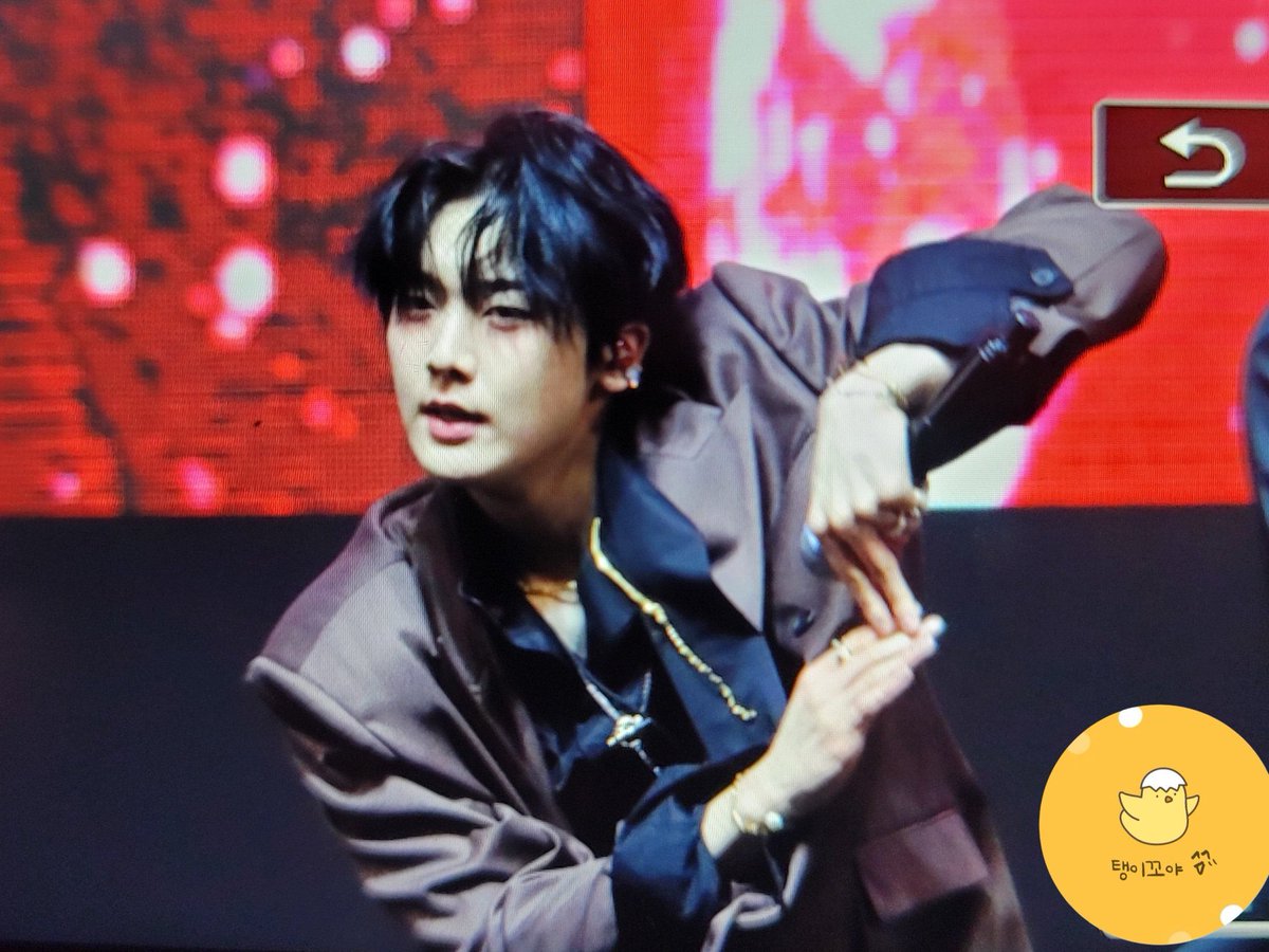 yeol_ethereal's tweet photo. I NEED TO SIT DOWN WHOOOO TF IS THIS https://t.co/RgDVEDlkoF