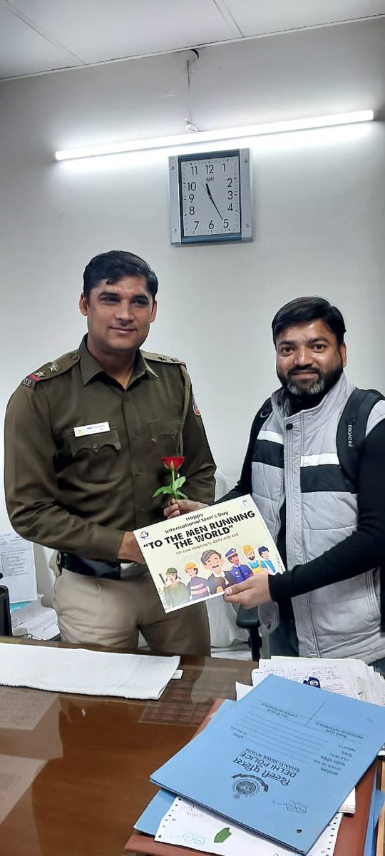 Our Volunteers acknowledging men in uniform across Delhi on International Men’s Day. #IMD2022 #MenRunningWorld #InternationalMensDay #InternationalMensDay2022