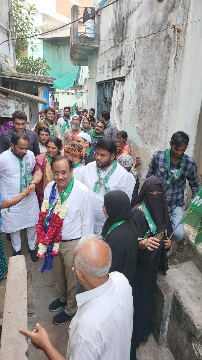 iamAbdalShera's tweet photo. जमालपुर विधानसभा से AIMIM के उम्मीदवार साबिरभाई काबलीवाला साहब और हैदराबाद मजलिस की टीम डोर टू डोर प्रचार करतें हुए!

#VoteForKite 🪁
#AsaduddinOwaisi #AIMIM #politics 
#AIMIMGujarat #Jamalpur #india https://t.co/zOCJ5SLWNc