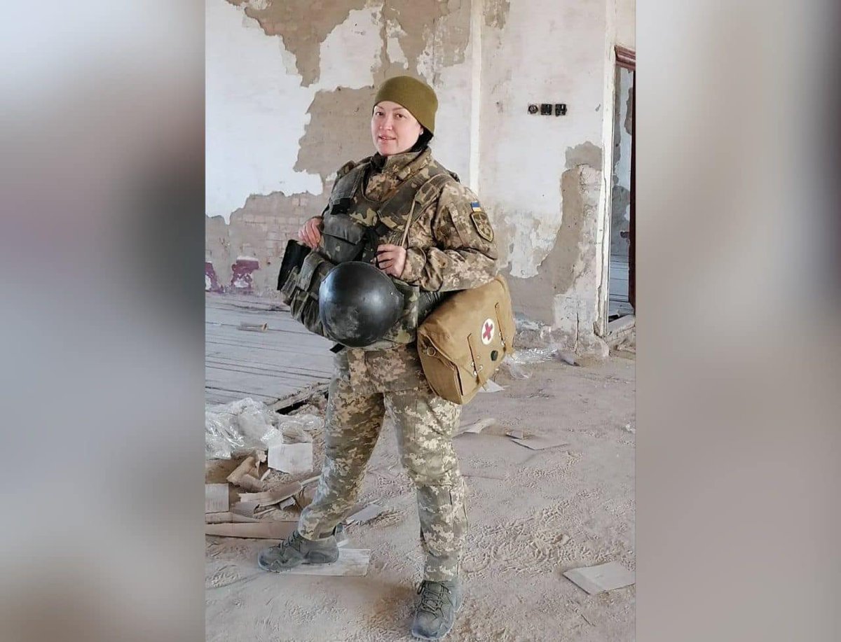 EuromaidanPress's tweet photo. Medic Iryna, call sign “Venera”, mother of 3, serves on the front lines. In civilian life, she worked in pediatric ICU

 Iryna takes part in combat&amp;cares for the wounded
“Of course I miss my kids, but I’m needed here more. And I’m fighting for them too!”

 https://t.co/8fLMgM4ZNK https://t.co/n8cVrAyp78