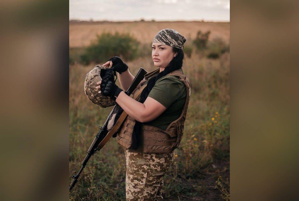 EuromaidanPress's tweet photo. Medic Iryna, call sign “Venera”, mother of 3, serves on the front lines. In civilian life, she worked in pediatric ICU

 Iryna takes part in combat&amp;cares for the wounded
“Of course I miss my kids, but I’m needed here more. And I’m fighting for them too!”

 https://t.co/8fLMgM4ZNK https://t.co/n8cVrAyp78