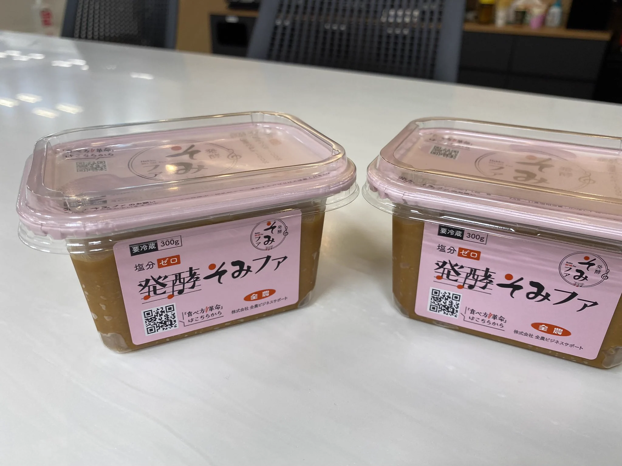 家のキーマカレーには、発酵食品を投下します。味噌屋さんが塩を使わず国産大豆、国産米、米麹で作った『発酵そみファ』塩ゼロだから塩っぱくなく味に深みが加わります。沢山『味噌パワー』いただきです。腸活、生活習慣病、老化防止、抗ストレスなどなど活躍との事。 ＃高血圧 ＃無塩味噌 ＃JAタウン  