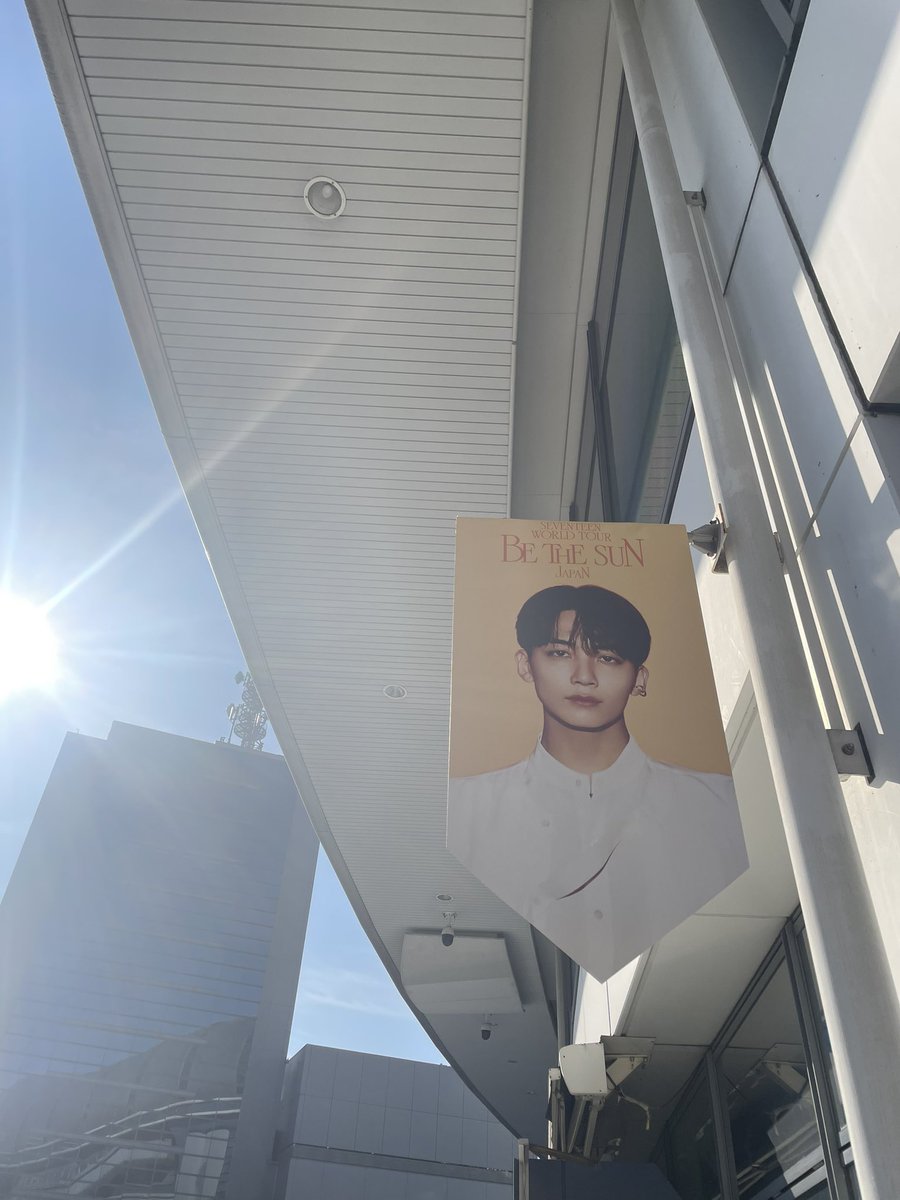 lqqqlllt's tweet photo. 6：00から並べば最前だろうと思って行ったら既に1000人くらいは並んでてビックリした🫢
買い終わった後のグッズ列も凄かったし、前のライブと全く違かった、、ドーム一周て何事や、。セブチの人気目の当たりにした、、
#セブチグッズ  #京セラドーム #JEONGHAN #CARAT #carat棒 https://t.co/NQijoOSPqY