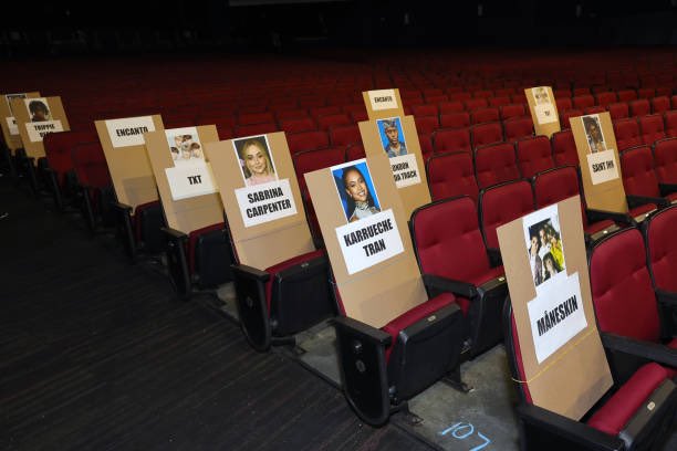 SEAT TXT DI AMAS DEPANNYA SABRINA CARPENTEER😭😭😭😭

I'm voting for TOMORROW X TOGETHER (<a href="/TXT_members/">TOMORROW X TOGETHER</a>) for Favorite K-Pop Artist at the #AMAs