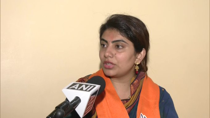 timesofindia's tweet photo. Gujarat has never accepted tripolar election mode. A party that hasn't arrived in Gujarat &amp; not done development work - if you've not done anything how will people trust you? You can see BJP's development work. People trust them: Rivaba Jadeja, BJP candidate from Jamnagar North https://t.co/RLjZKlpNwj
