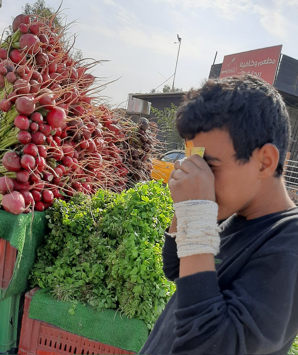 MuhamedSci's tweet photo. Day 1️⃣3️⃣5️⃣
#foldscopechallenge
Met 2 hard working kids selling veg/fruits on makeshift stall. I had chit chat with them about education.
Right one is out of school and left is 3rd grade they had answers to most wonders I raised.
From then every time I pass by they give me salute. https://t.co/UY97pe11Gj