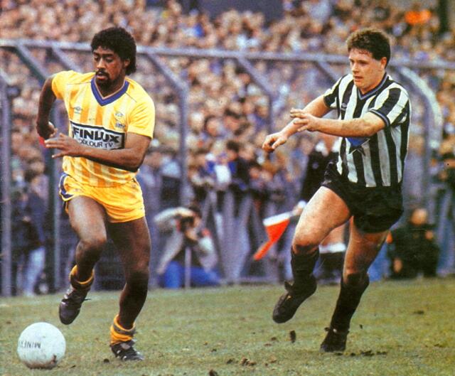 Happy 61st Birthday to former Wednesday player Mark Chamberlain - 10 goals in 85 games for 1985-1988. 
