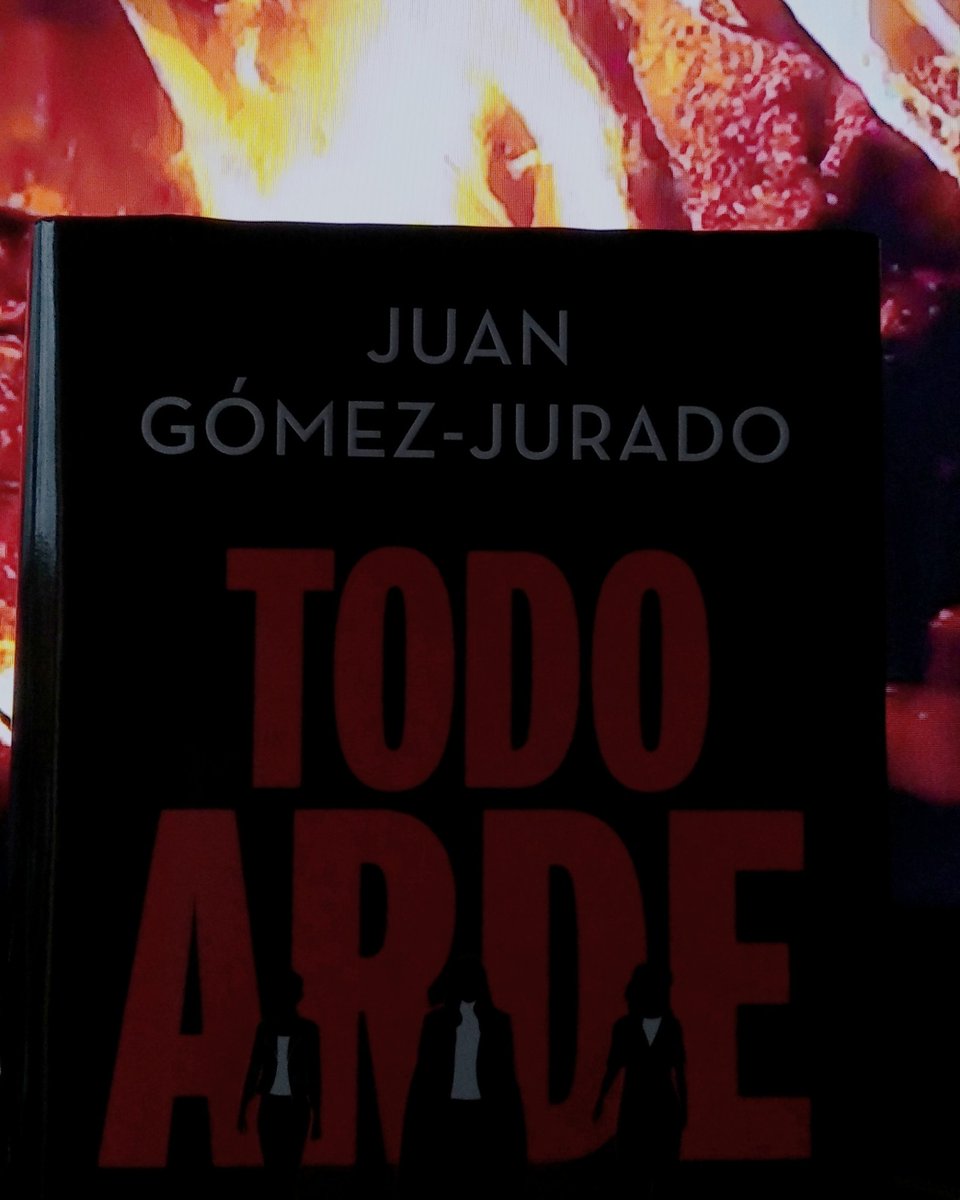 Lui56541937's tweet photo. Teño que recoñecerr que nos  primeiros capitulos  estaba como Aura Reyes "hasta el coño" porque non me  enganchaba, non estaba lendo a Juan Gomez-Jurado . Estimaba moito a Antonia e a Jon , que por outro lado, están  presentes sen estalo porque todo está perfectamente hilado👇 . https://t.co/iVUJbH2ru5