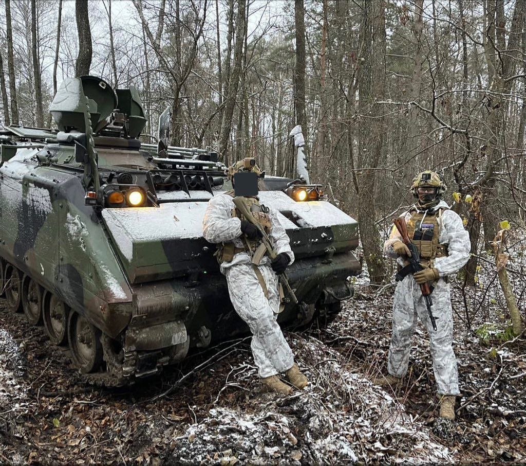 EuromaidanPress's tweet photo. The YPR-76 light armored infantry fighting vehicle and Ukrainian soldiers in winter gear

📷https://t.co/H3n38P8wJV https://t.co/XJ4BoryDcP