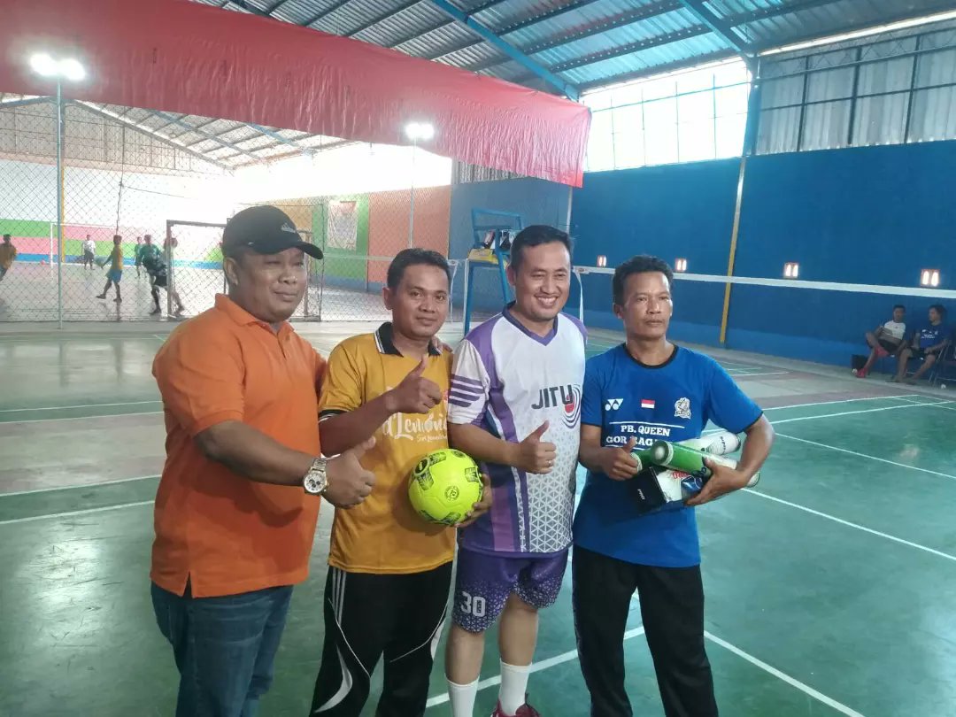 Jraganan_Bodeh's tweet photo. Safari Olahraga Badminton dan Futsal di Gor Queen Desa Jraganan Kec.Bodeh oleh PLT.Bupati Pemalang Bapak Mansur Hidayat,S.T
@Mansur_Hidayat2 
@PemkabPemalang 
@disparporapml 
@Kec_Bodeh https://t.co/qkFmehU54M