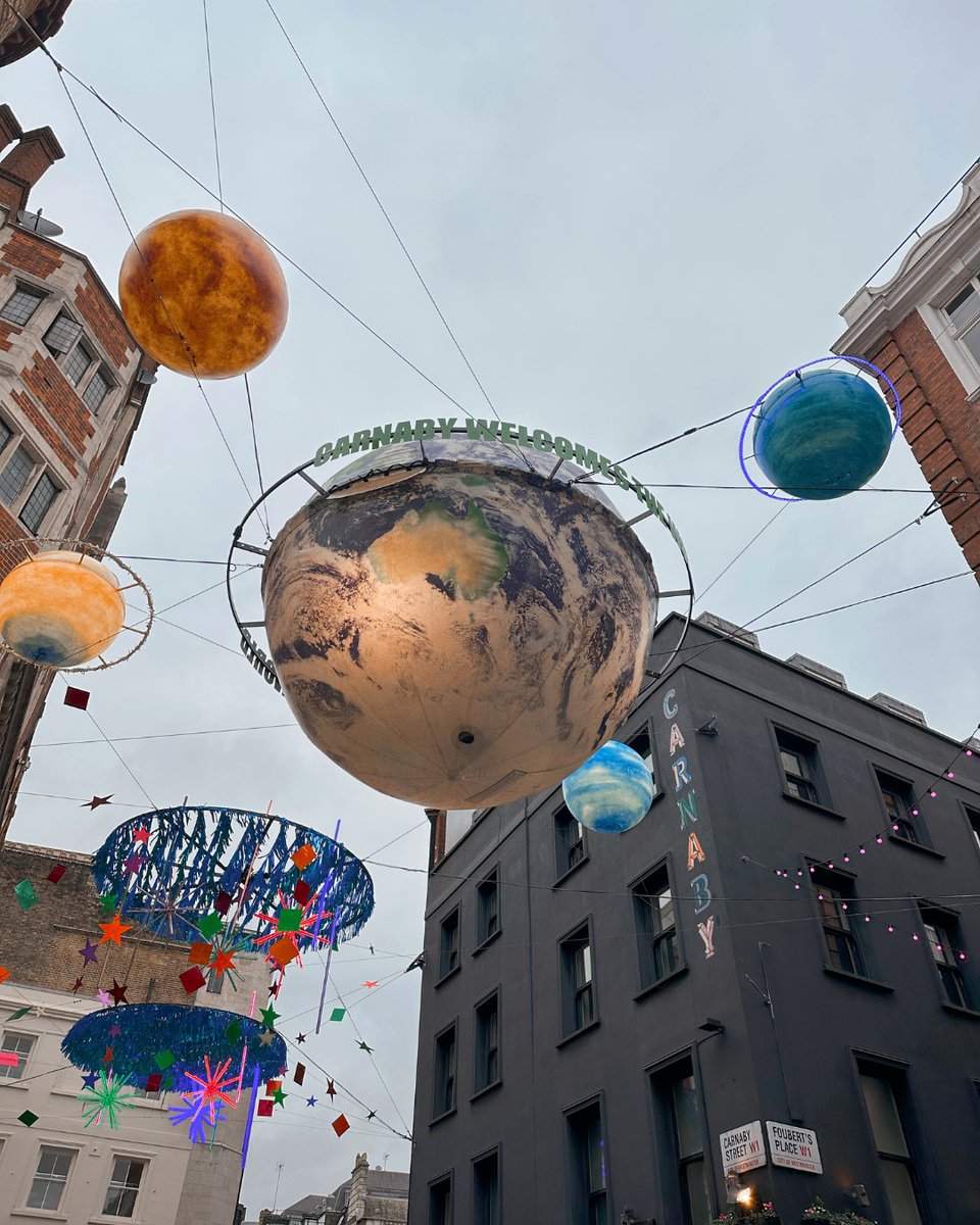 Carnaby Crimbo! 🎄

Carnaby 2022 is a sentimental and sensational blend of the most beloved famous Carnaby Christmas displays 💘

You'll find fan favourites such as the giant snowman, neon lyrics from Queen's Bohemian Rhapsody and glittering Rolling Stones tongues ✨