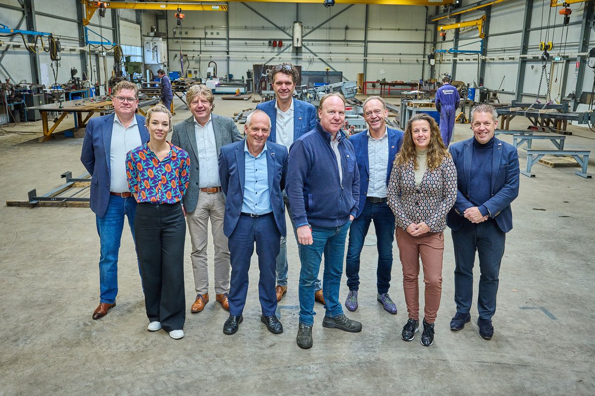 Op de <a href="/DagvdOndernemer/">Dag van de Ondernemer</a> heeft <a href="/metaalunie_kmu/">metaalunie_kmu</a> vele leden in het zonnetje gezet, zo ook StaalbouwBedrijf Kamphof (SBK) in Dwingeloo. Ondernemer Hessel Kamphof, midden voor, kreeg bezoek van <a href="/ProvDrenthe/">Provincie Drenthe</a>, gemeente Westerveld, <a href="/VNONCWNoord/">VNO-NCW Noord</a> en <a href="/IBDondernemer/">IkBenDrentsOndernemer</a> en heeft ons rondgeleid.