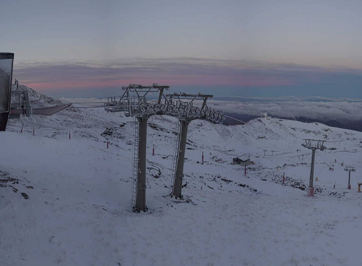 MeteoSN's tweet photo. Regalos de #otoño 🎁❄🔝

Nieve en todas las cotas de #SierraNevada, cañones de #nieve en marcha y -8º en Borreguiles a las 8.15 am.

 ‼Felices como perdices‼

#borrasca #eltiempo #meteo #nevada https://t.co/69UDm2xVea