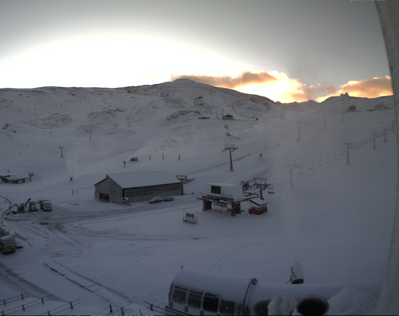 MeteoSN's tweet photo. Regalos de #otoño 🎁❄🔝

Nieve en todas las cotas de #SierraNevada, cañones de #nieve en marcha y -8º en Borreguiles a las 8.15 am.

 ‼Felices como perdices‼

#borrasca #eltiempo #meteo #nevada https://t.co/69UDm2xVea