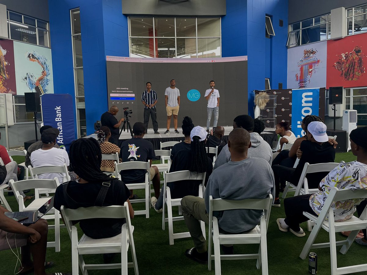 GEN22OnSloane's tweet photo. During the State Of The Hackathon Address (SOHA), teams are given 30 seconds to tell us how they are changing the world 🌎 

#GEWHack2022 #GEW2022 https://t.co/J709aPfpHF