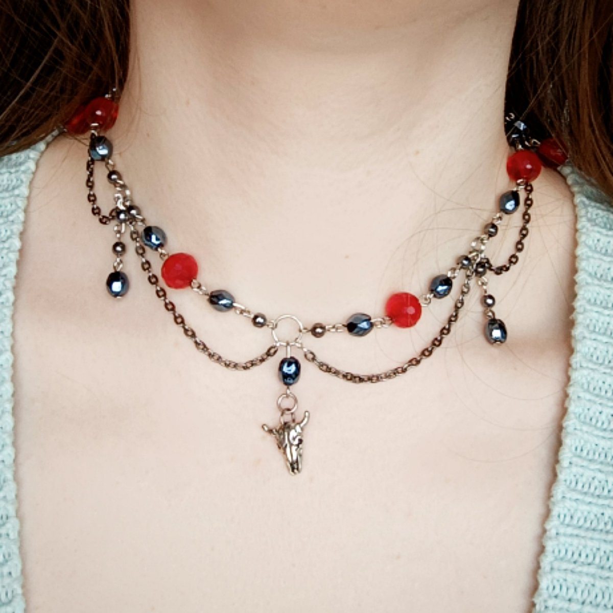 Чокер с черепом и цепочками не ну это стиль ящитаю

Материалы: пластиковые бусины, стеклянные бусины, металлическая подвеска, фурнитура из бижутерного сплава