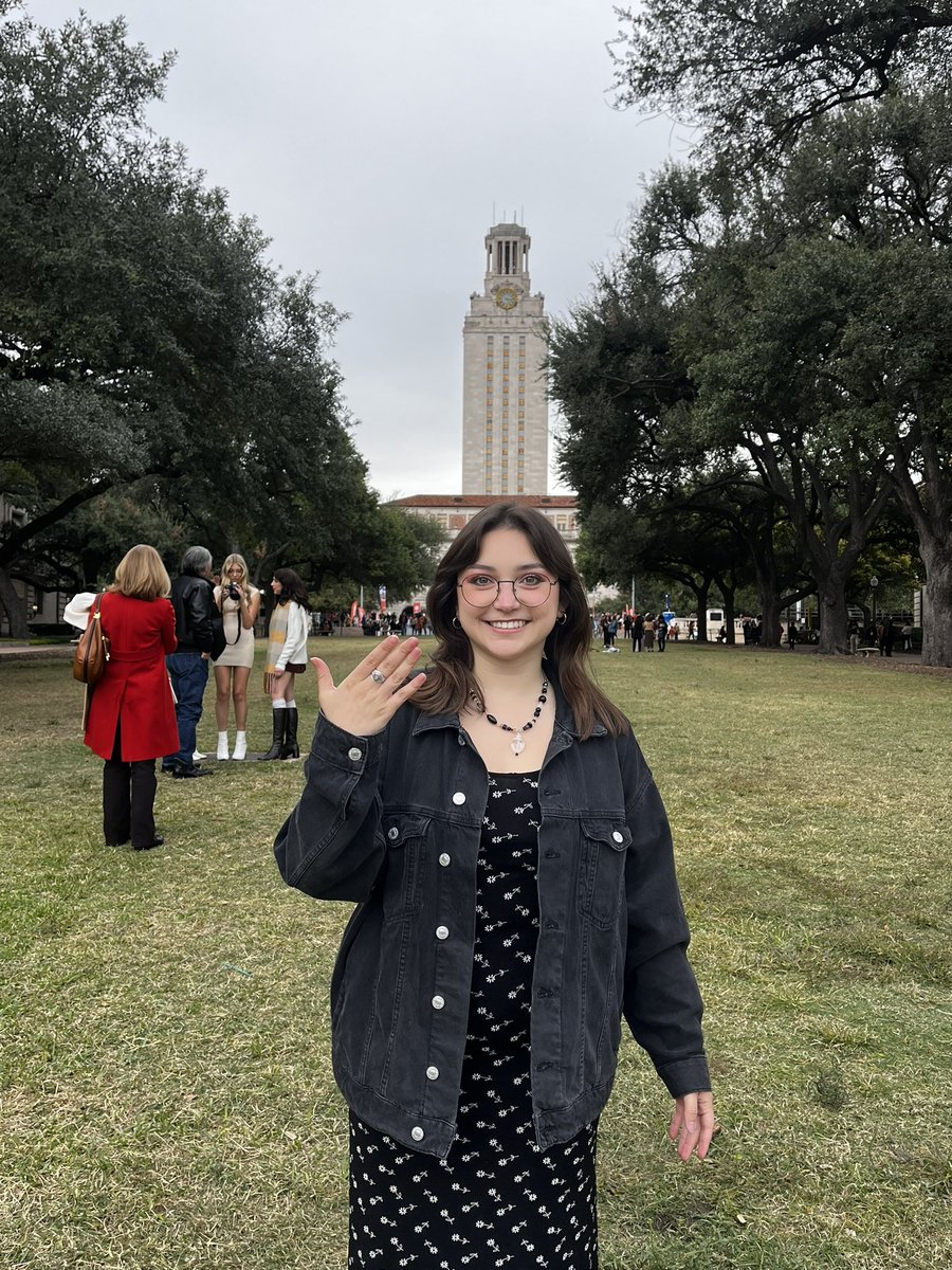leylaxleyla0's tweet photo. 2 WEEKS TILL IM A TEXAS EX!!! #UT22 #hookem https://t.co/StOp8YMMbd