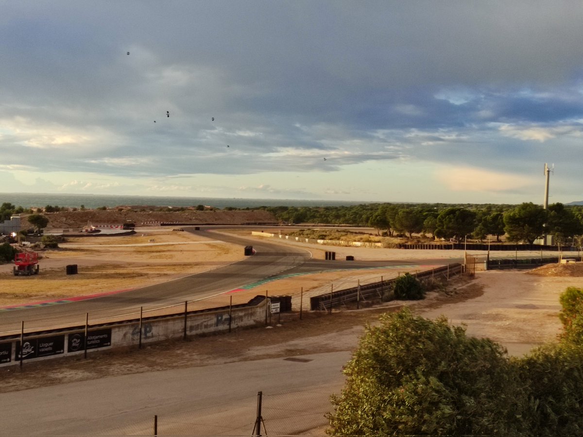 ¡Buenos días!⛅

Las nubes se van disipando y el sol va apareciendo mientras el viento domina con su fuerza la mañana💨

La lucha por el título, el desenlace del campeonato, batallas cuerpo a cuerpo,  saltos, Joker Lap,... ¡Esto es la #CERX! ¡Esto es #Rallycross!🚀

¡EMPEZAMOS!✅