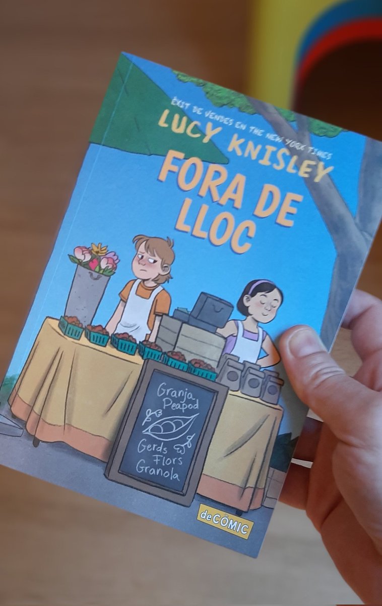 BarcanovaLit's tweet photo. La Jen no volia marxar de la ciutat. No volia mudar-se a una granja amb la seva mare i la nova parella de la mare, el Walter. No volia separar-se dels seus amics ni del seu pare... i l'últim que volia era tenir noves "germanes"...
*Éxit de vendes en The New York Times
#decomic https://t.co/tCBLxyuAJq