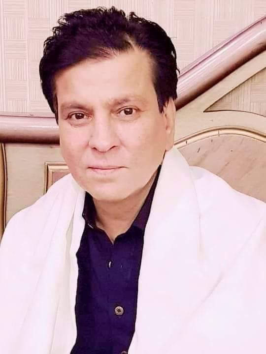 یہ پیسے نہ ہونے کی وجہ سے اپنا علاج نہ کرو اسکے وقت پر۔۔۔ خاکسار نے انکے لئے آواز بلند کی تو سی ایم پنجاب پرویز الہی نے نوٹس لیا اور فری علاج کا اعلان کیا تب تک انکا جگر ستر فیصد تک کام کرنا چھوڑ چکا تھا۔۔۔ 

بڑی دیر کی مہربان آتے آتے۔۔۔

اِنّا لِلّٰهِ وَاِنّا اِلَيْهِ رَاجِعُوْن