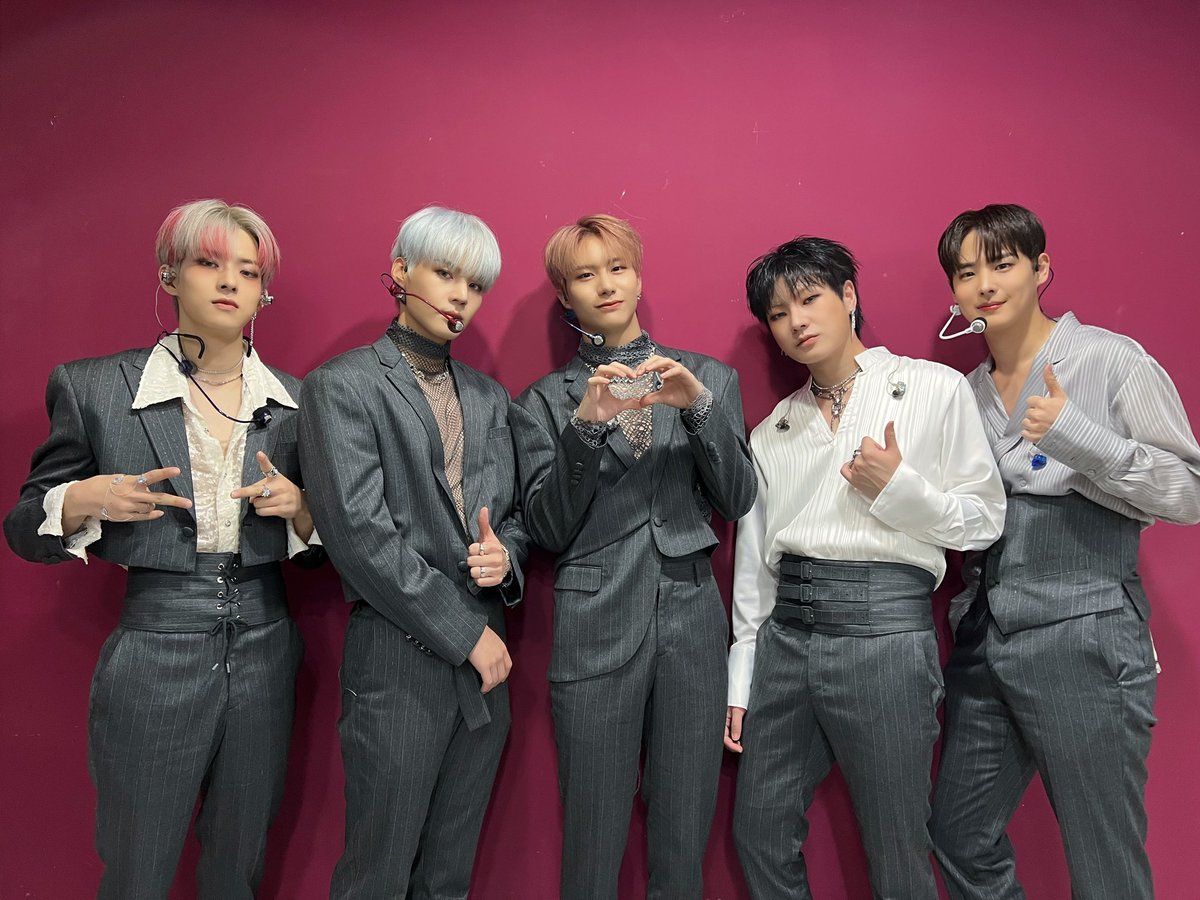 Image for [Victon] 221119 Show Music Core VICTON The stage of Victon's Show Music Core 'Virus' that made them blind with their charismatic sharp choreography and splendid visuals! Please look forward to the Inkigayo stage tomorrow too😍 Victon's choice is always Alice💛💙 https://t.co/PmJKoLpkwF