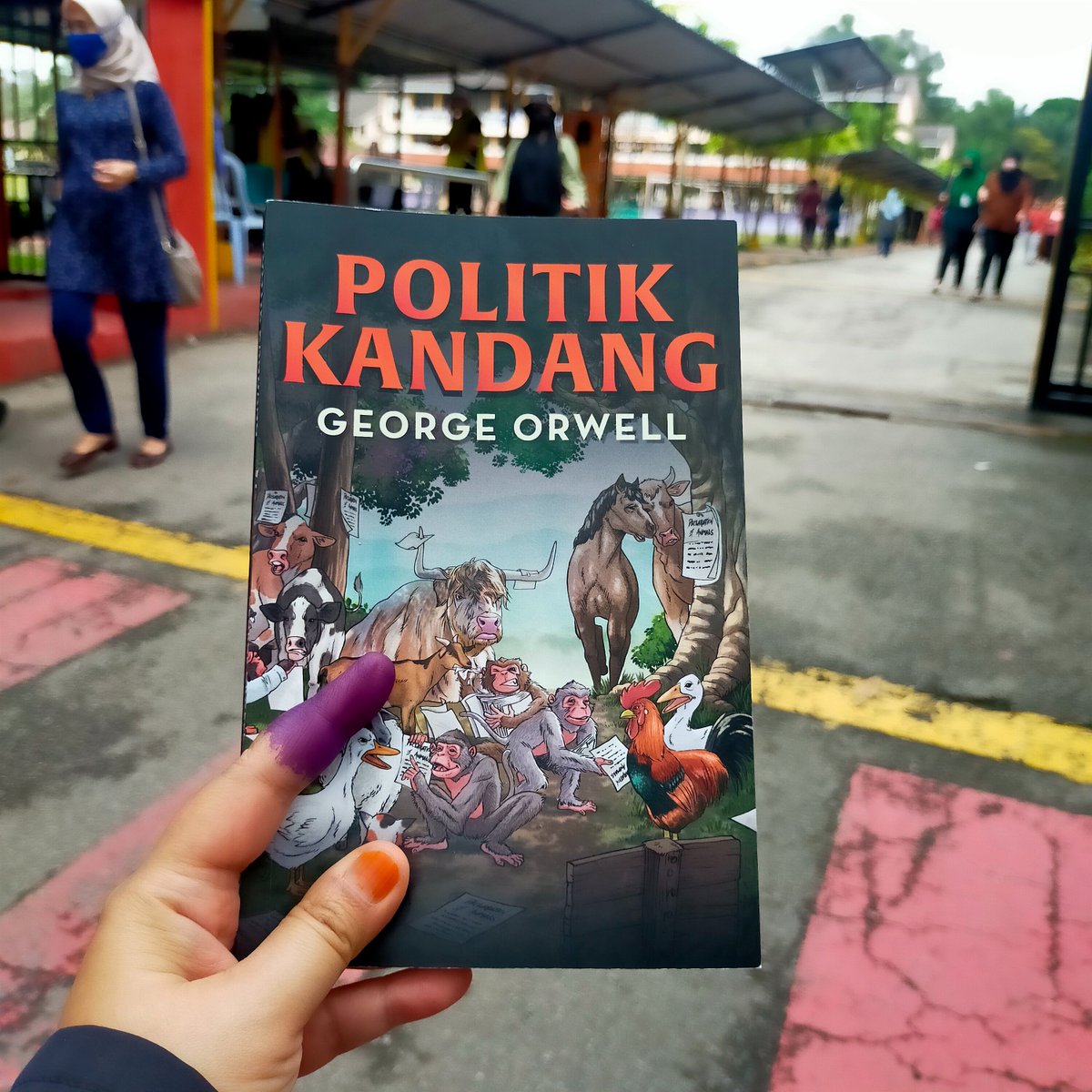 RaihaniTSN's tweet photo. PRU14~bawa buku Godot. Hampir dua jam beratur,selesai baca satu buku.
PRU15~bawa Politik Kandang. Tak sempat baca pun,sebab sampai saja ke saluran 6 terus dipanggil masuk. 😂
#P108 https://t.co/PLZ8GBJQts