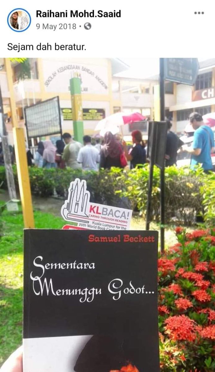 RaihaniTSN's tweet photo. PRU14~bawa buku Godot. Hampir dua jam beratur,selesai baca satu buku.
PRU15~bawa Politik Kandang. Tak sempat baca pun,sebab sampai saja ke saluran 6 terus dipanggil masuk. 😂
#P108 https://t.co/PLZ8GBJQts
