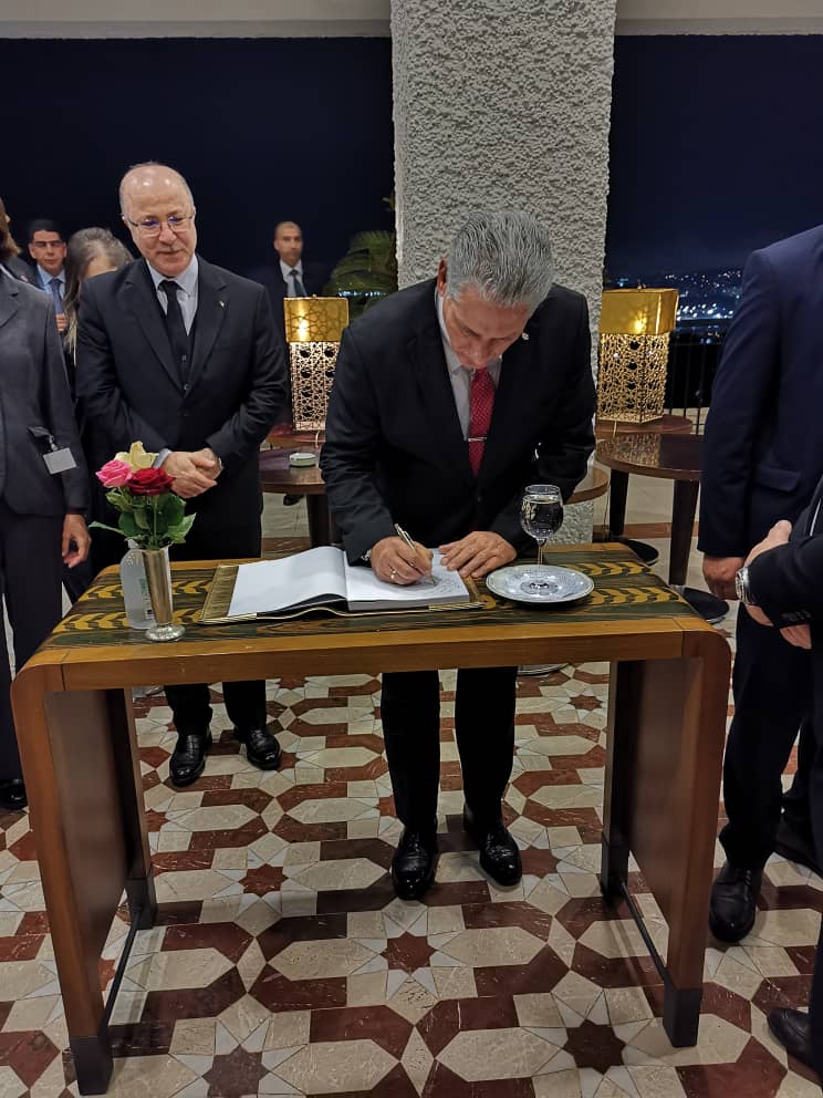 Casi concluyendo mi visita a Argel, sostuve cordial encuentro con el Primer Ministro Aimene Benabderramene. Coincidimos en la importancia de trabajar aceleradamente en la instrumentación de los acuerdos alcanzados ayer con el Presidente Tebboune. #CubaArgelia 🇨🇺 🇩🇿