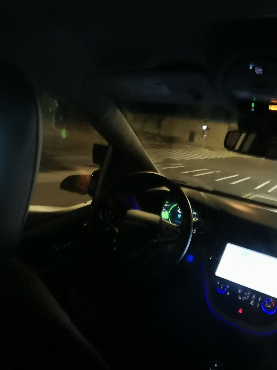 YeoWinston's tweet photo. Someone just flipped the taxi I was in off, but the driver stayed nice and cool.

Good job @Cruise ! https://t.co/XUF25R8J0i