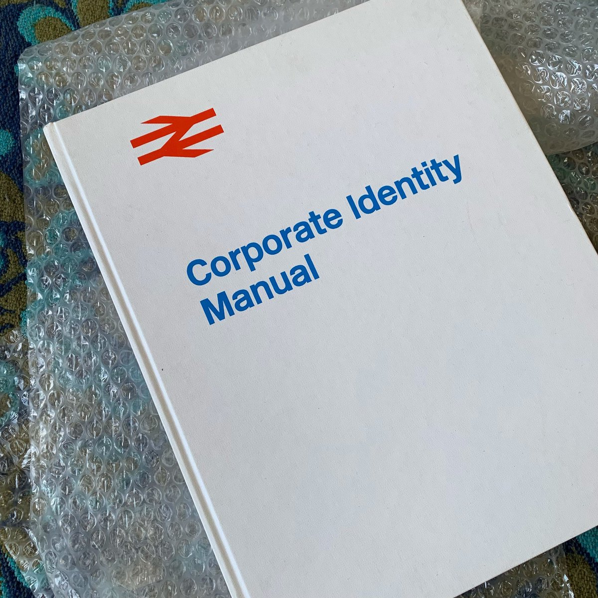 ThePrintArkive's tweet photo. Today’s delivery…
British Rail
Corporate Identity Manual
2016 Henning edition
#graphicdesign #visualidentity #graphicstandards #graphicdesign #brandguidelines #identityguidelines #identitymanual #britishrail #britishrailmanual #designresearchunit #DRU #designresearchunit https://t.co/7dyffG0S4y