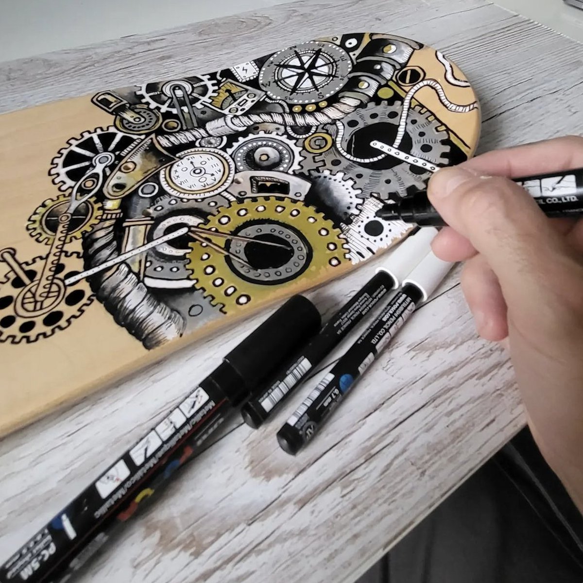 poscauk's tweet photo. This retrofuturistic inspired design was created by the talented @squidoodleart – we love the intricate steampunk POSCA-fied details! 💛
#Customdeck #Custom #CustomSkateboard #POSCAdeck #POSCAboard #Customize #POSCAFashion #Skate #Skateboarding https://t.co/ibsIdWVdJb