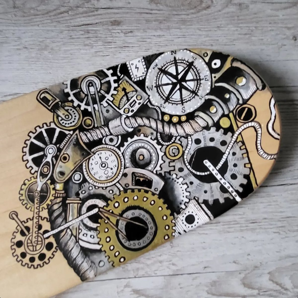 This retrofuturistic inspired design was created by the talented @squidoodleart – we love the intricate steampunk POSCA-fied details! 💛

#Customdeck #Custom #CustomSkateboard #POSCAdeck #POSCAboard #Customize #POSCAFashion #Skate #Skateboarding