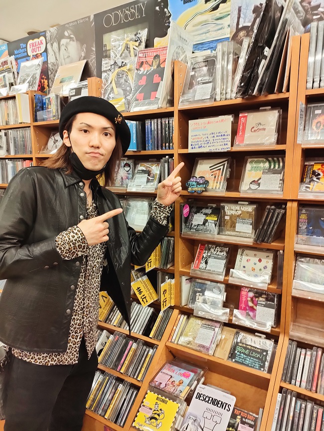 diskunion_dkp's tweet photo. 路地裏育ち、デスペラードロックンロール!
新譜をリリースしたばかりのCATSTRIPのDr.キクチコウスケ様にご来店頂きました!店頭に熱いコメントキャッチ頂戴しております!詳細はぜひこちらからチェックして下さい⇒https://t.co/O6XaSf3mWA
キクチコウスケ様ありがとうございました! #CATSTRIP https://t.co/v1RWhs7FPP