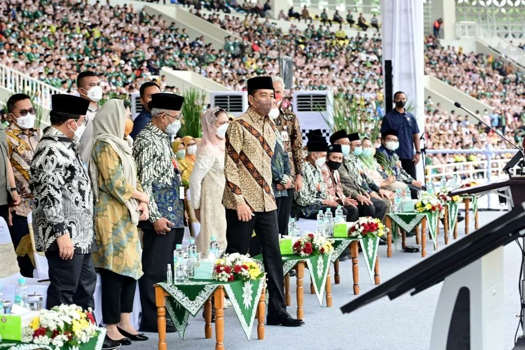 jokowi's tweet photo. Kepada Muhammadiyah dan Aisyiyah, saya menyampaikan apresiasi yang setinggi-tingginya atas keikutsertaan membantu pemerintah dalam menangani pandemi di Tanah Air. Dukungan tersebut, membuat Indonesia menjadi salah satu negara yang berhasil mengendalikan pandemi Covid-19. https://t.co/Dl7clSPAKu