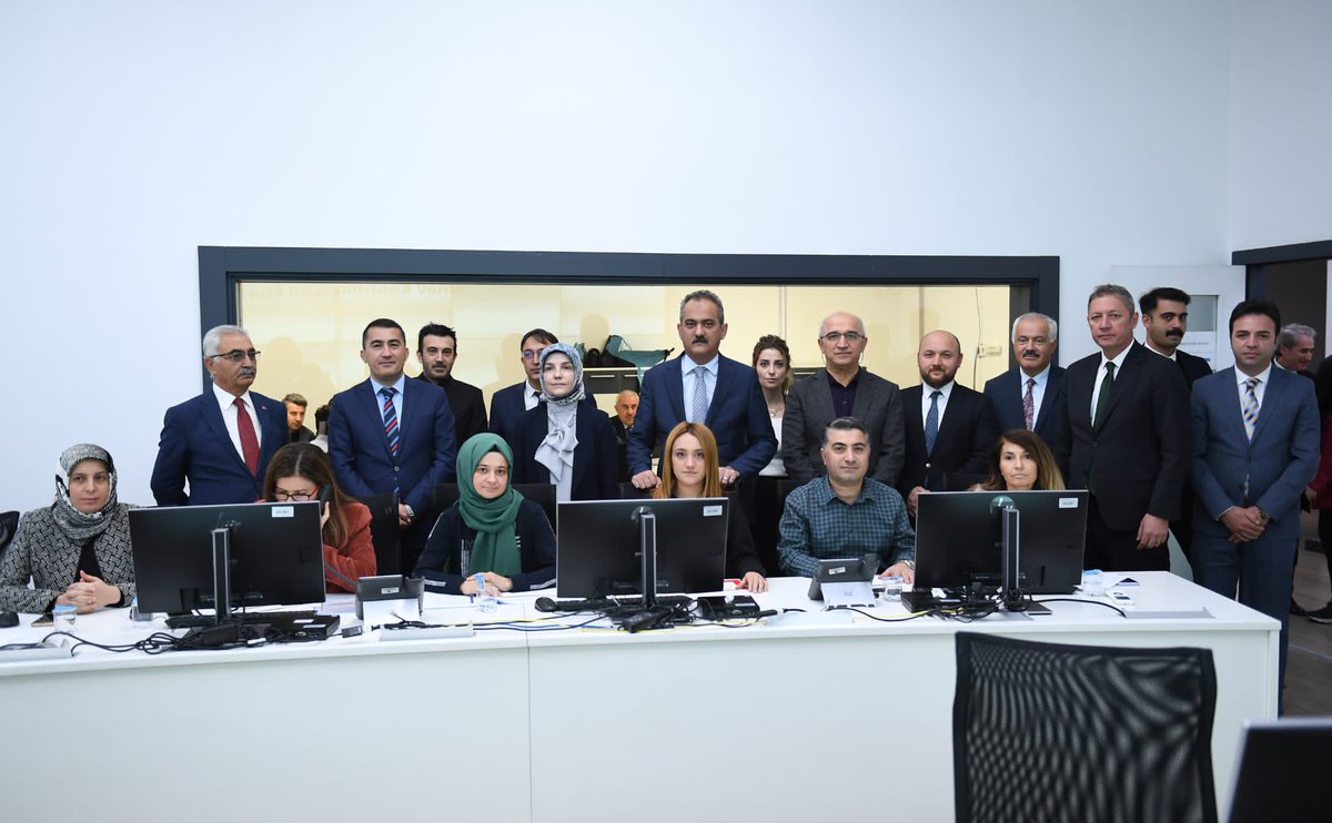 tcmeb's tweet photo. Bakanımız Mahmut Özer, Öğretmenlik Kariyer Basamakları Yazılı Sınavı’nın anlık izlendiği MEB Sınav Koordinasyon Merkezini ziyaret etti. https://t.co/N9uEJTgBKB