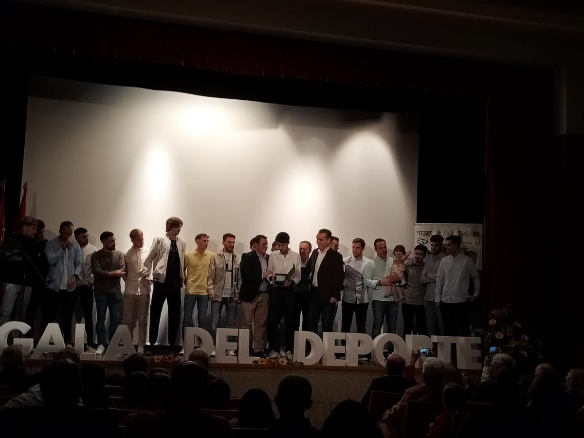 UDCTOFICIAL's tweet photo. Nuestro equipo SENIOR “B” fue galardonado anoche en la VI GALA DE DEPORTE organizada por el @ATorredonjimeno. Merecido reconocimiento por la excelente pasada temporada que realizaron. ENHORABUENA!
Igualmente queremos felicitar a la organización del evento por el magnífico acto. https://t.co/12HQN5o2ML