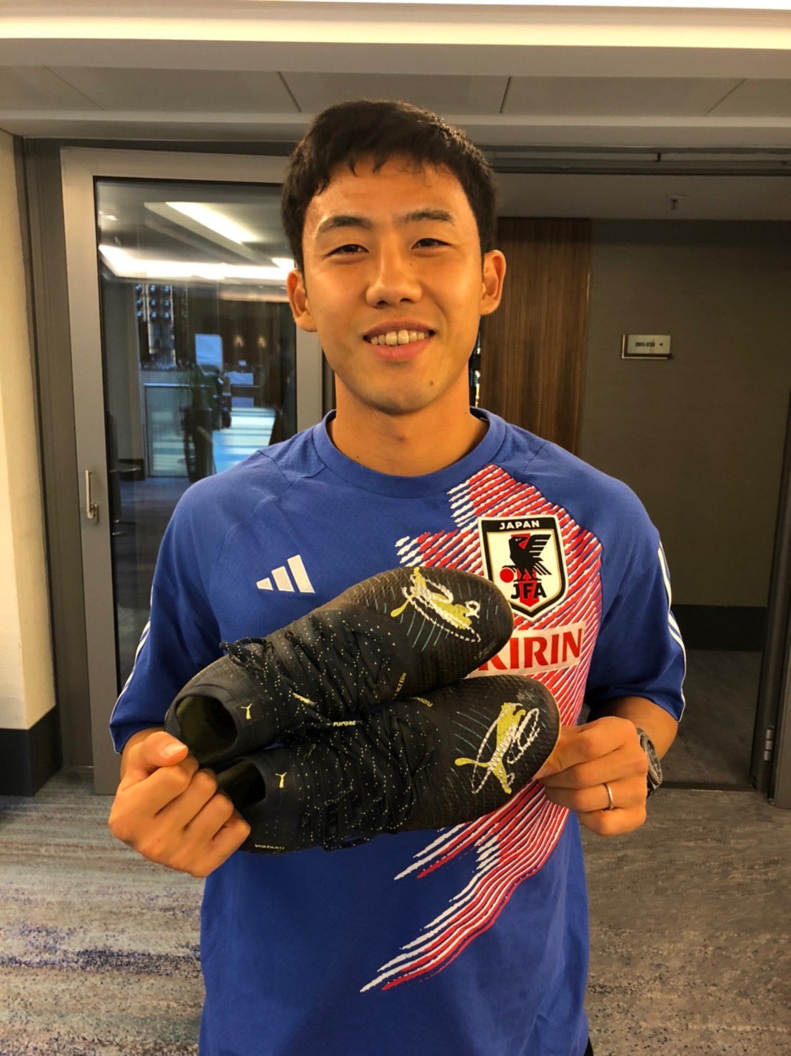 チャリティ】遠藤 航(海外)サイン入りスパイク072