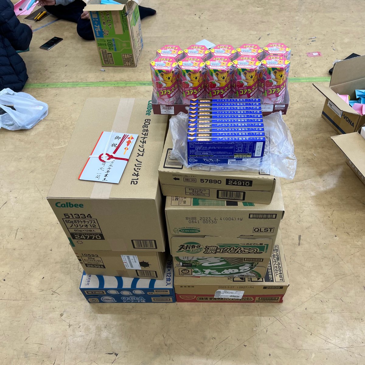 nitoc_roboken's tweet photo. OBの先輩方から差し入れをいただきました！ありがとうございます！全国大会に向けて頑張ります！ https://t.co/UZa7ZWJfa9