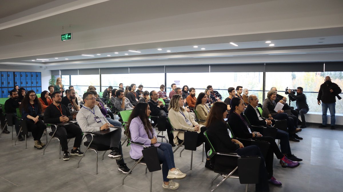 CyberparkTGB's tweet photo. Digital Culture Ideathon açılış konuşmaları ile başladı!

Bilkent CYBERPARK Girişimcilik, İş Birliği, Teknoloji Transfer Birim Müdürü Nihal Yazgan, Game Circle Kurucusu Prof. Dr. Veysi İşler ve Başkent Üniversitesi YAKEM'den Doç. Dr. Nihan Gider Işıkman konuşmalarını yapıyor!✔️ https://t.co/Fm4bVl2bu4