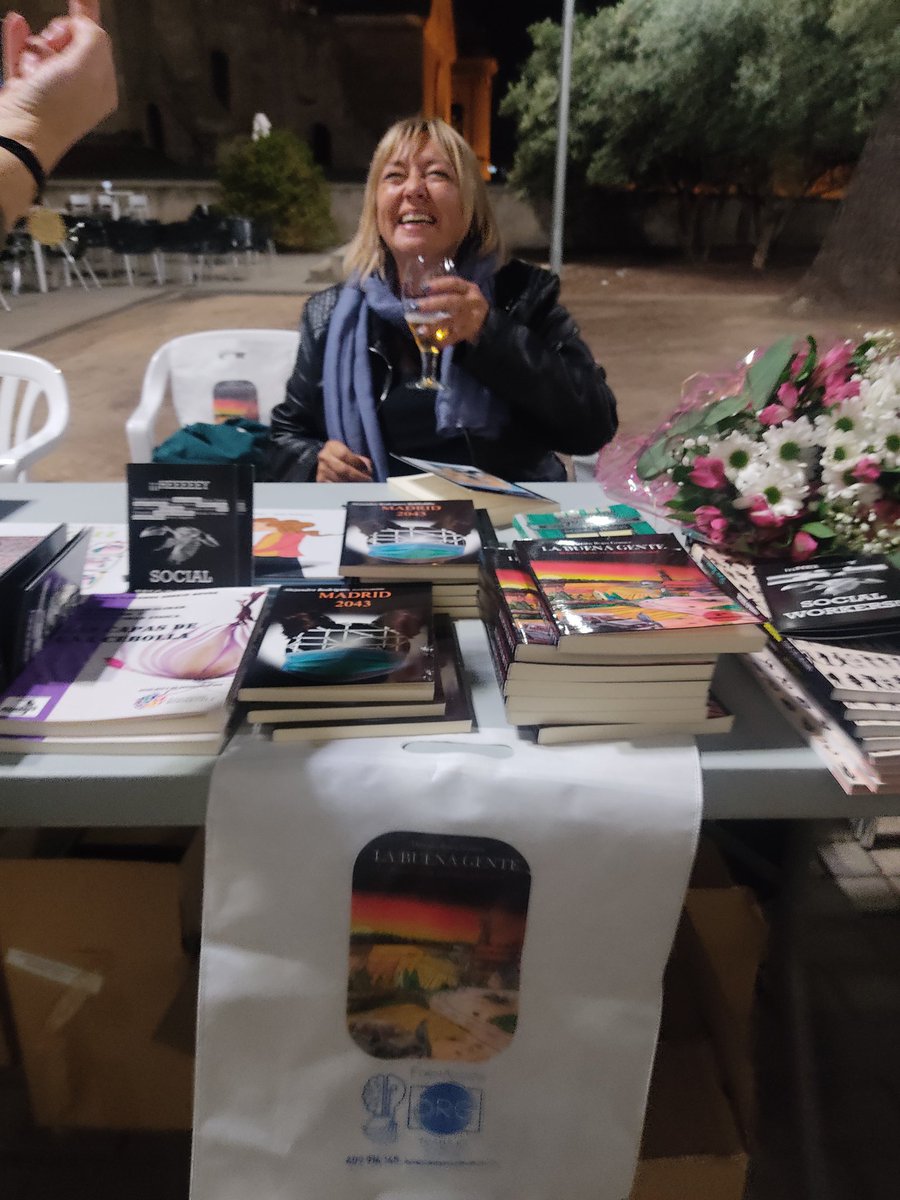 <a href="/ARRobledillo/">Alejandro Escritor</a> ayer presentamos #Maranyosa12 ante 200 personas, vivo sin vivir en mi,un tsunami de emociones.Gracias por tanto,y por todo🥰.Ayer se fueron en adopción 111 libros 😱. Bonita cifra para los que creemos que los números hablan💃#trabajosocial alejandrorobledillo.com