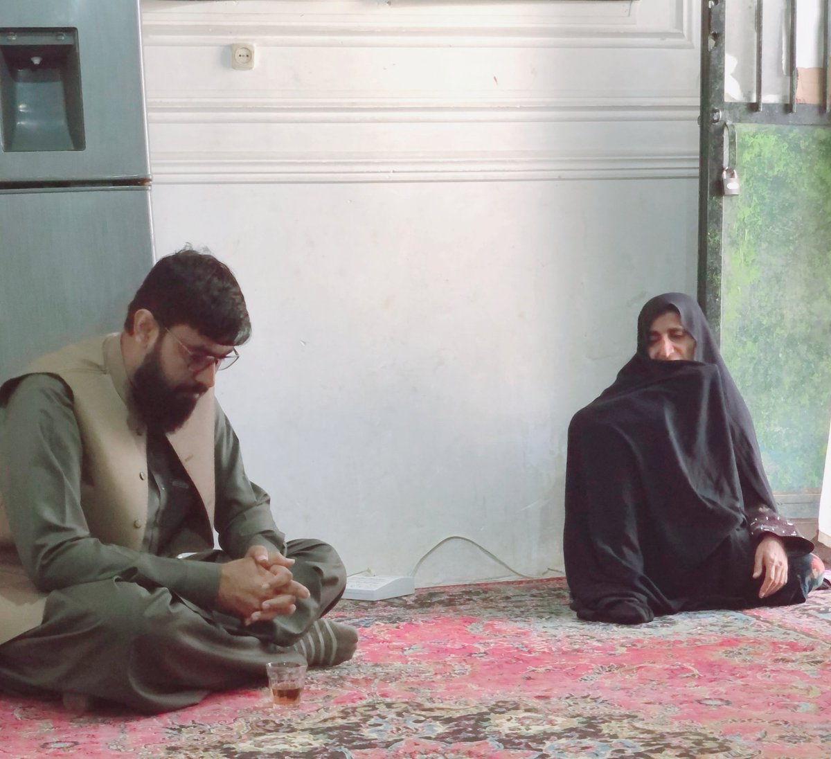 kalbalouchi's tweet photo. (۲/۱) پای دردِ دل مادر #خدانورلجه‌ای نشستم، همیشه فکر می‌کردم از من سنگ‌دل‌تر نیست، ولی با دیدنش اشکم سرازیر شد؛ آخه! ناله‌هاش رو به فولاد می‌زدی، ذوب می‌شد.
گفت: از درد خدانور اسم پدر و مادرم رو فراموش کردم و گاهی از شدت داغ جدایی پسرم به حیاط می‌روم و روی قلبم آب سرد می‌ریزم https://t.co/IeM22wKaW4