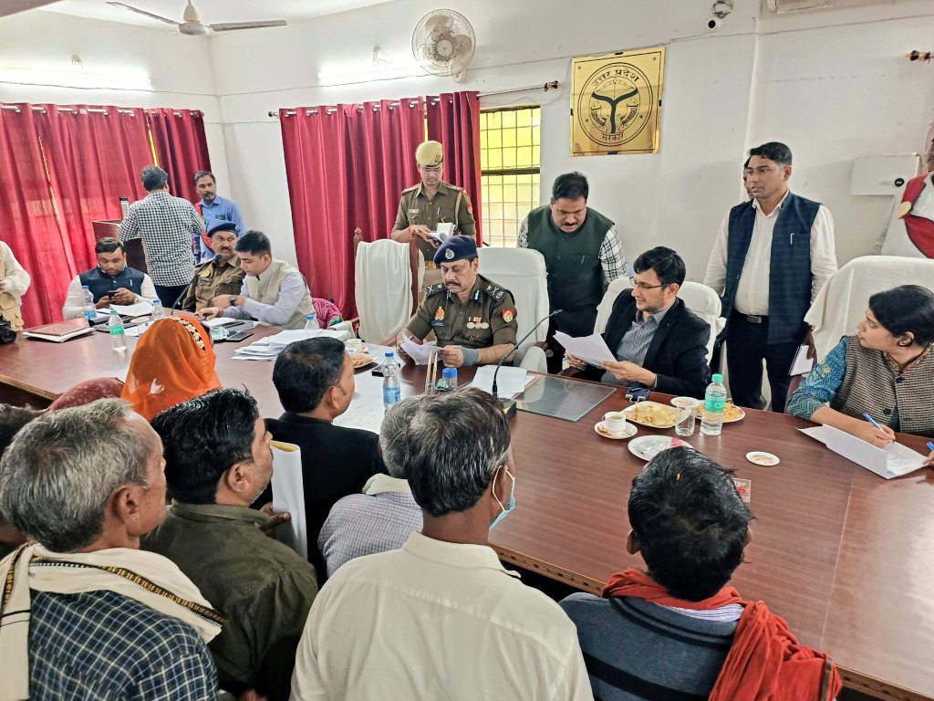 igrangealld's tweet photo. जनपद प्रतापगढ़ के तहसील कुंडा में @rakeshs_ips एवं @CommissionerPrg द्वारा तहसील दिवस पर जनसुनवाई की गयी।
इस दौरान जनता से प्राप्त शिकायती प्रार्थना-पत्रों का निस्तारण किया गया एवं आवश्यक कार्यवाही हेतु संबंधित थाना प्रभारी एवं राजस्व विभाग की टीम को निर्देशित किया गया। https://t.co/pW4BOPRg79