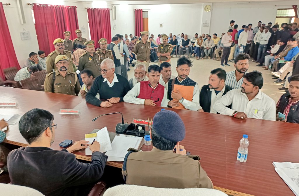 igrangealld's tweet photo. जनपद प्रतापगढ़ के तहसील कुंडा में @rakeshs_ips एवं @CommissionerPrg द्वारा तहसील दिवस पर जनसुनवाई की गयी।
इस दौरान जनता से प्राप्त शिकायती प्रार्थना-पत्रों का निस्तारण किया गया एवं आवश्यक कार्यवाही हेतु संबंधित थाना प्रभारी एवं राजस्व विभाग की टीम को निर्देशित किया गया। https://t.co/pW4BOPRg79