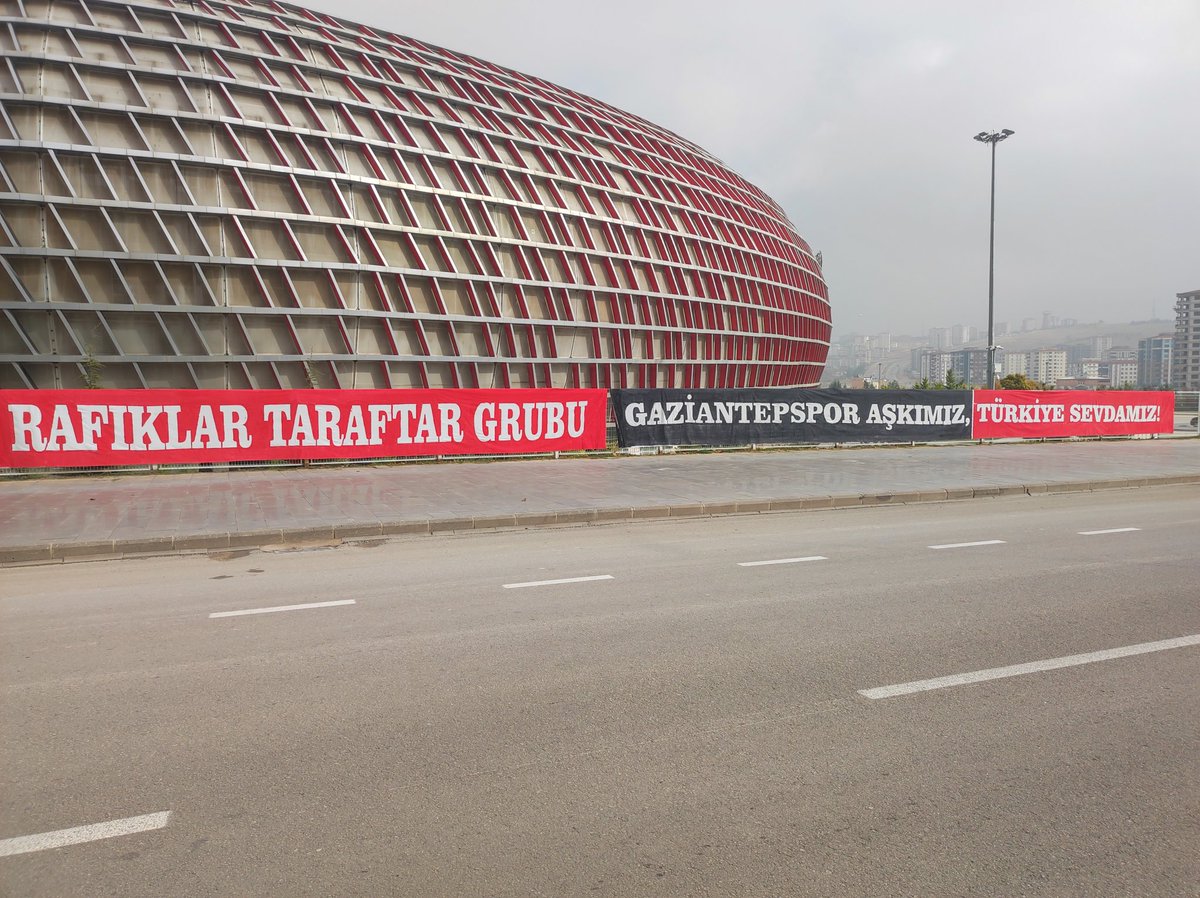 Milli maçta içeri alınmayan pankartimız bu pankart alınmadığı sürece maça gitmiyoruz <a href="/FatmaSahin/">Fatma Şahin</a> <a href="/GundemiAntep27/">Antep Gündemi</a> <a href="/gantepvaliligi/">Gaziantep Valiliği</a> <a href="/UltrasTurkish/">Turkish Ultras</a> <a href="/askonuk/">Adil Sani Konukoglu</a> <a href="/mstftryk27/">Mustafa TİRYAKİ 🐺🔴⚫</a> <a href="/Gaziantep_MEM/">Gaziantep İl Millî Eğitim Müdürlüğü</a> <a href="/gazianteppolis/">Gaziantep Emniyet Müdürlüğü</a> <a href="/Gaziantep__27/">Gaziantep27 Gazetesi</a> <a href="/GaziantepOlay/">Gaziantep Olay</a>