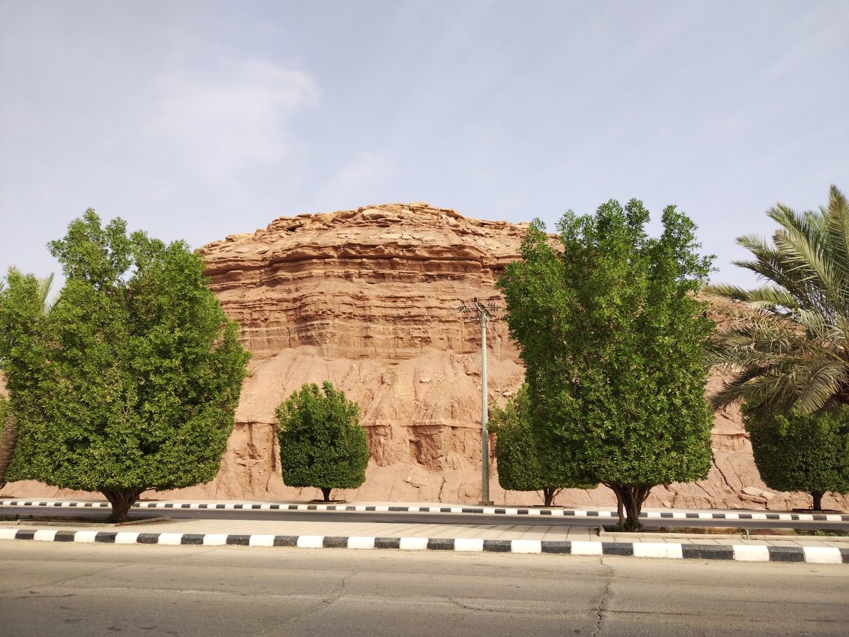 يقول المثل الشعبي:
"لو في كميت ماء حربنا الباشا"

وكميت جبيل شمال القرائن، على وادي العنبري الفاصل بين البلدتين.
و هي  الوقف وغسلة