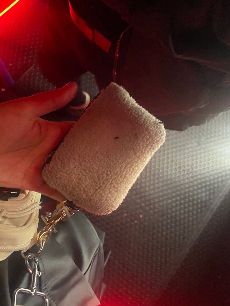 Dennis encontré tu cartera en el escenario de Andy Shauf 🥺 #CoronaCapital Escríbeme si este tuit alguna vez llega a ti