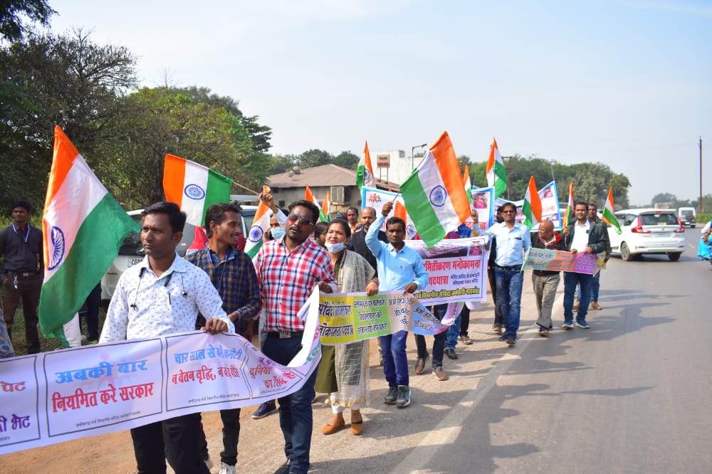 छत्तीसगढ़ के लिए आज का दिन ऐतिहासिक है। छत्तीसगढ़ के अलग-अलग जिले से आई महिला संविदा कर्मचारियो ने संविदा नियमितीकरण मनोकामना पदयात्रा मे हिस्सा लिया और अपने परिवार के सुरक्षित भविष्य के लिए हुंकार भरी ।
#संविदा_मुक्त_छत्तीसगढ़
<a href="/bhupeshbaghel/">Bhupesh Baghel</a> <a href="/INCIndia/">Congress</a> <a href="/RahulGandhi/">Rahul Gandhi</a> <a href="/Jairam_Ramesh/">Jairam Ramesh</a>